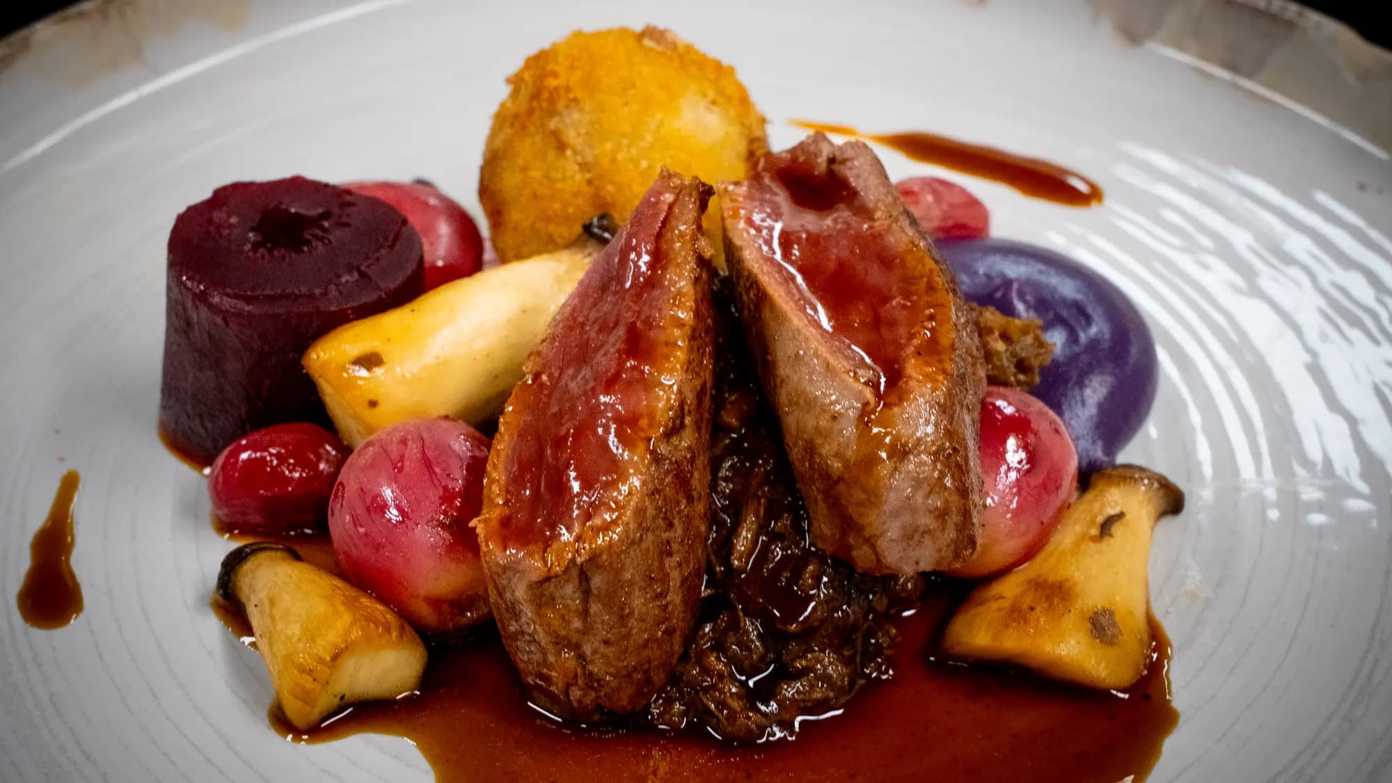 Wildgerecht met rosé gebraden borstfilet, rode biet, paarse puree en een krokante bal