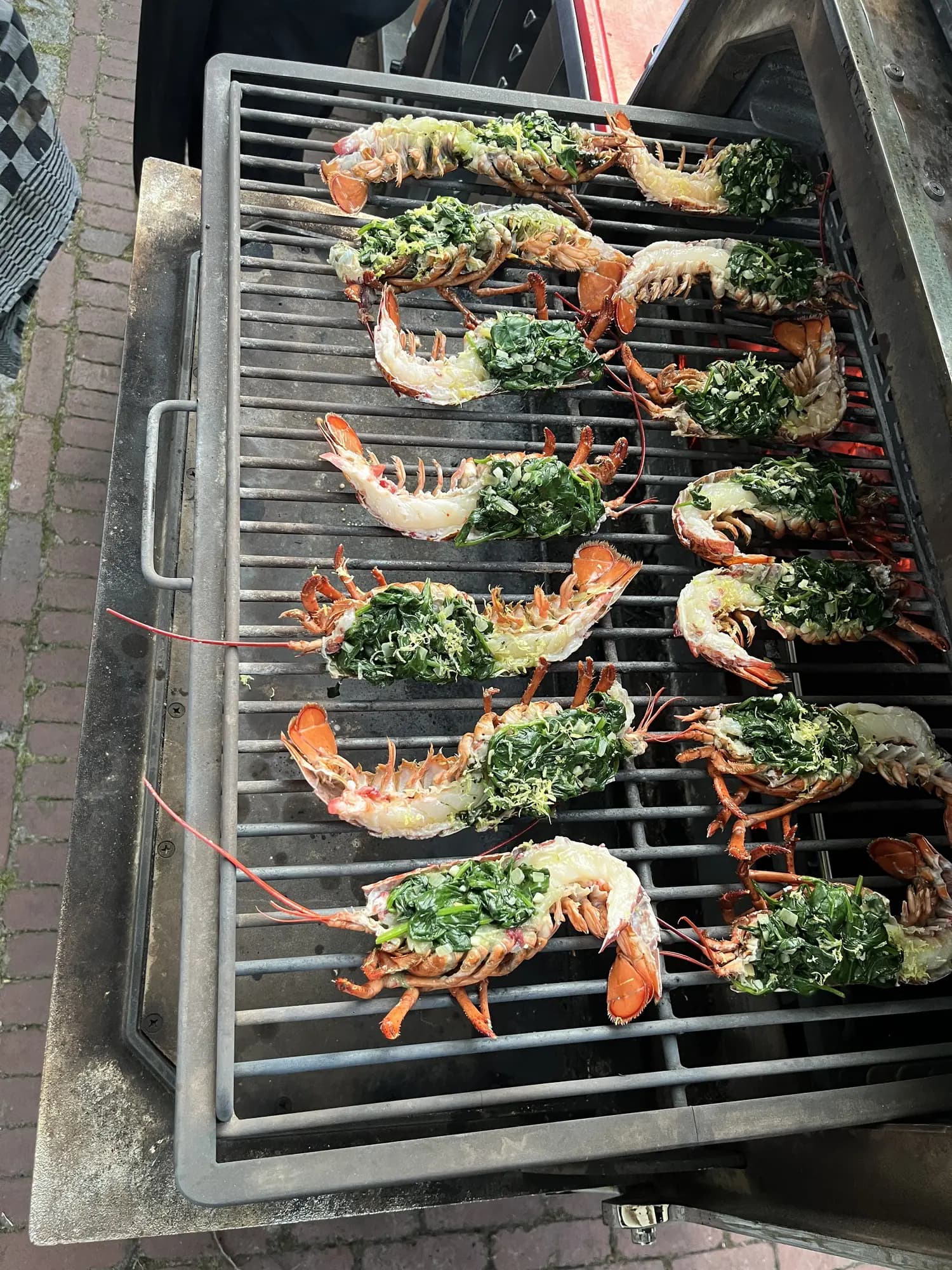 Kreeftenhelften met kruidenboter en verse kruiden op de grill